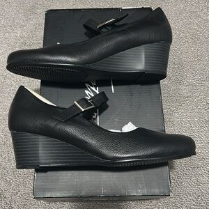 NIB Trotters Mary Jane Wedge Black Heels Shoes Narrow